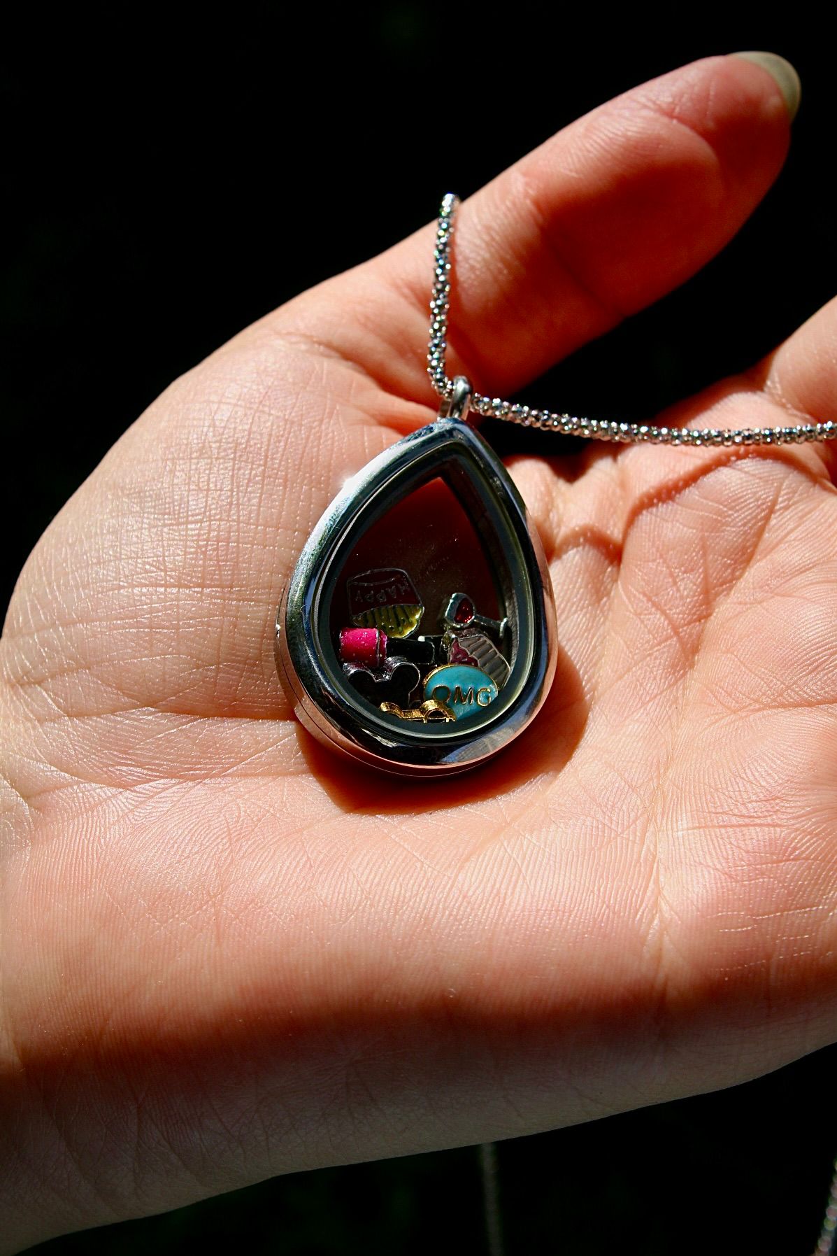Medalhão prateado formato gota - Imagem 2