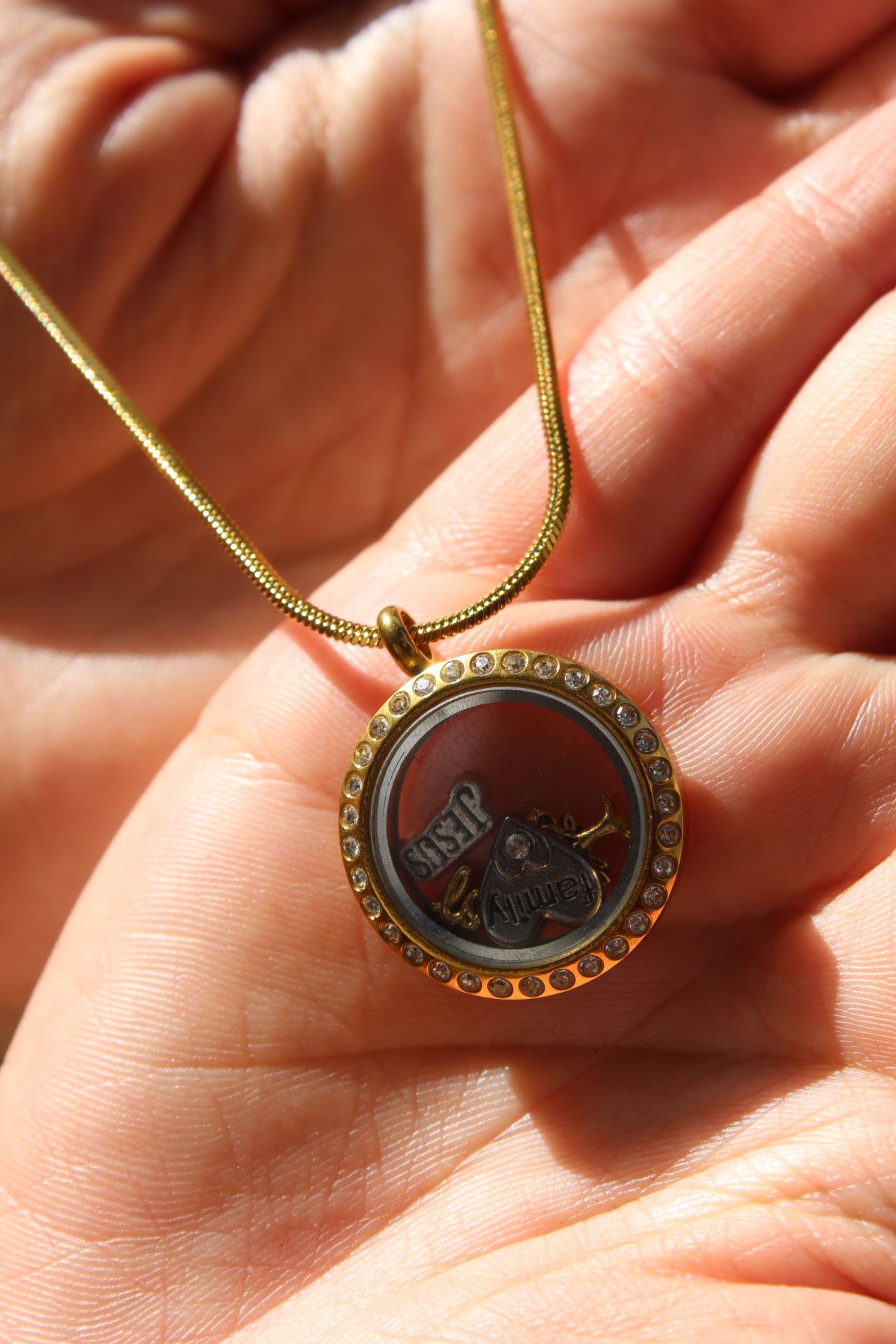 Medalhão pequeno dourado com pedras - Imagem 2