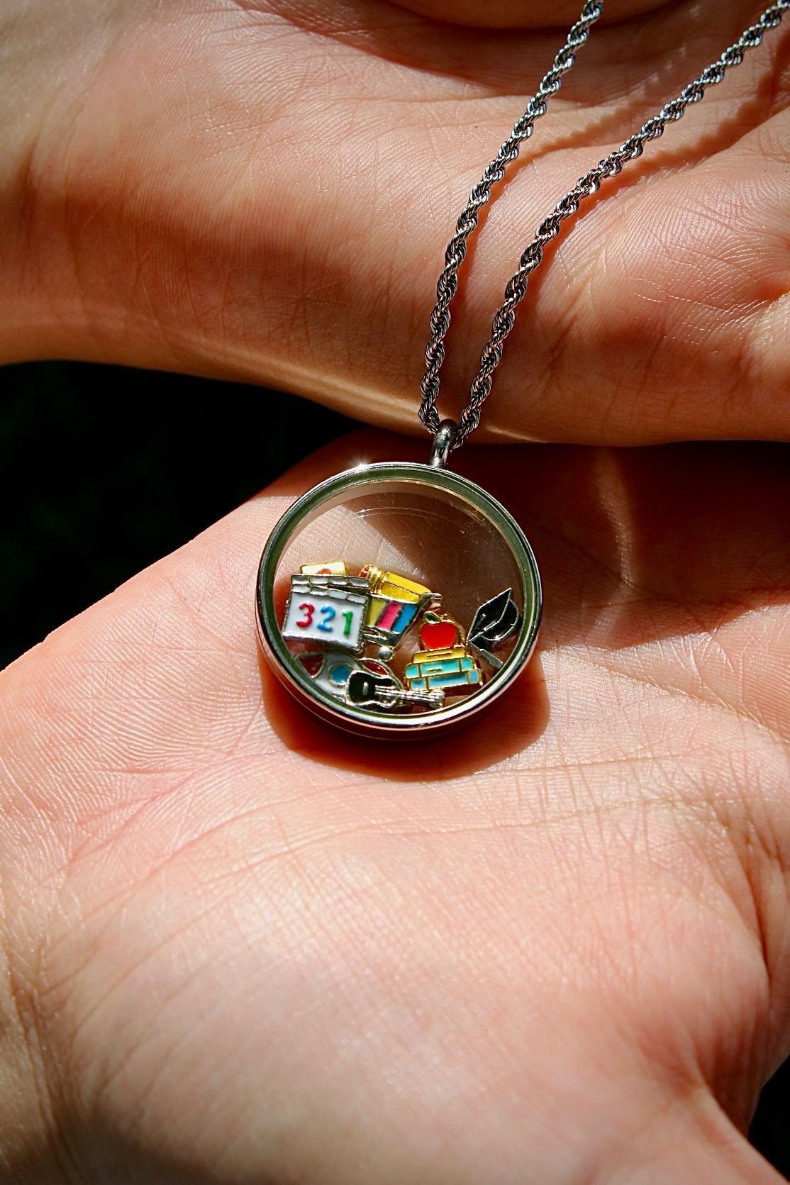 Medalhão grande liso prateado - Imagem 2
