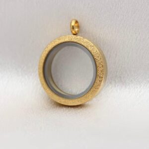 Medalhão pequeno dourado brilhante