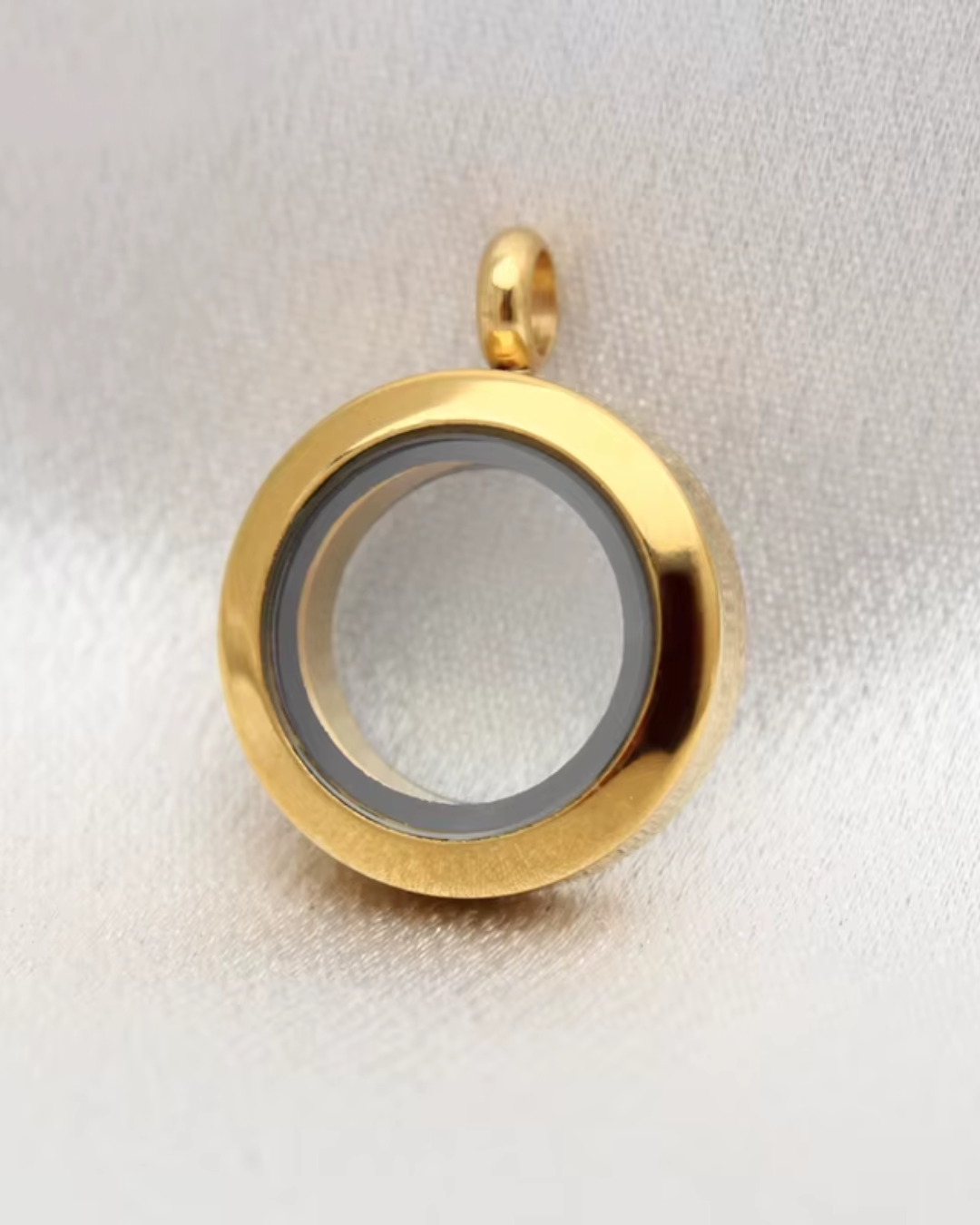 Medalhão mini dourado liso