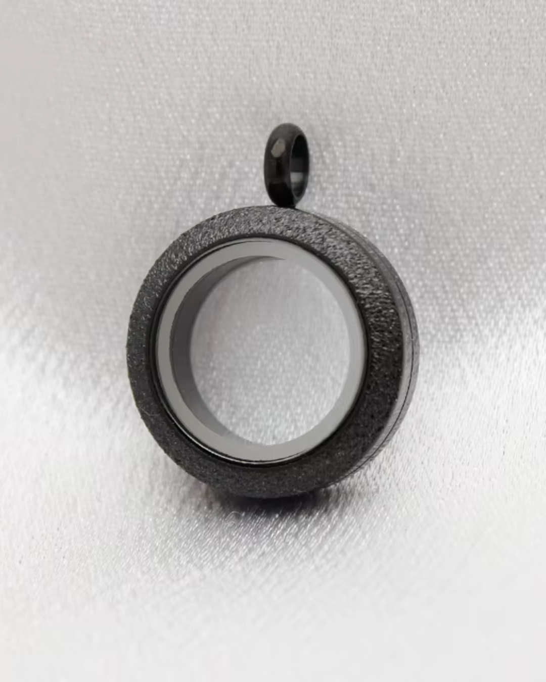 Medalhão mini preto brilhante