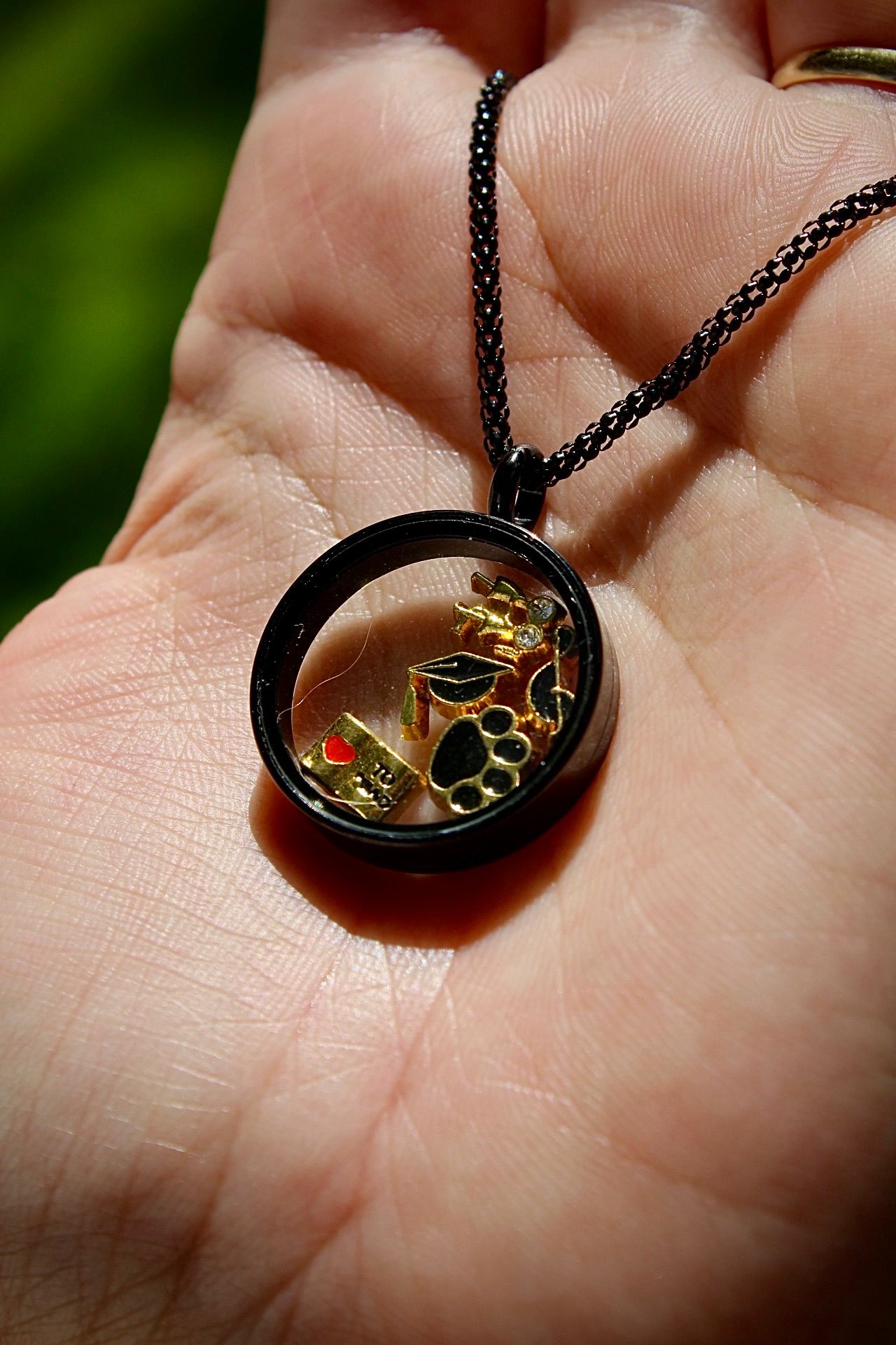 Medalhão pequeno preto liso